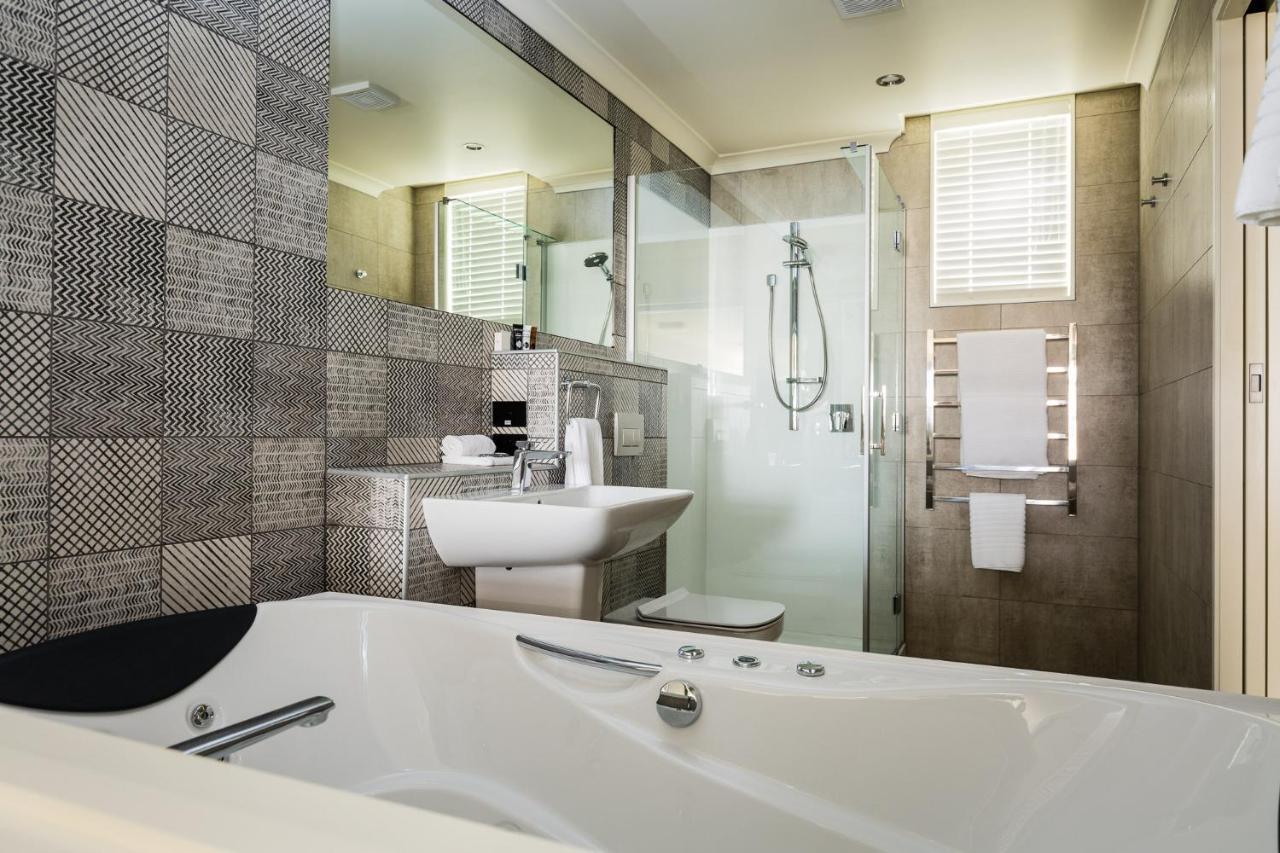 Pebble Beach Motor Inn Napier Εξωτερικό φωτογραφία A modern bathroom