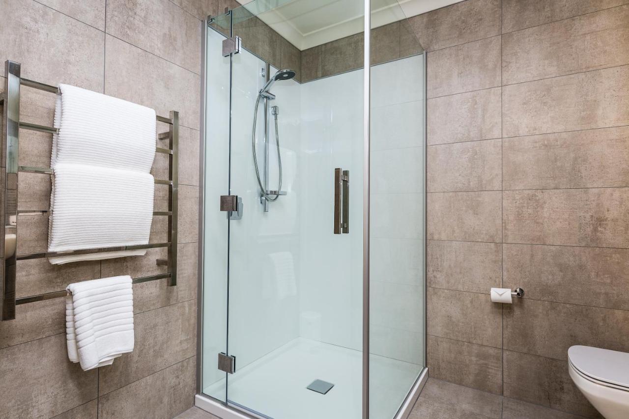 Pebble Beach Motor Inn Napier Εξωτερικό φωτογραφία A shower cubicle