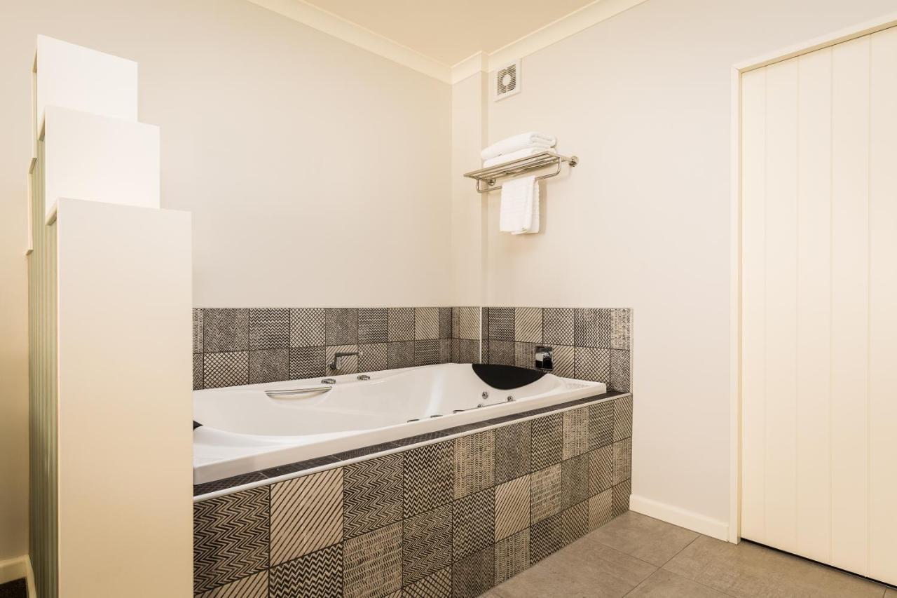 Pebble Beach Motor Inn Napier Εξωτερικό φωτογραφία A modern bathtub