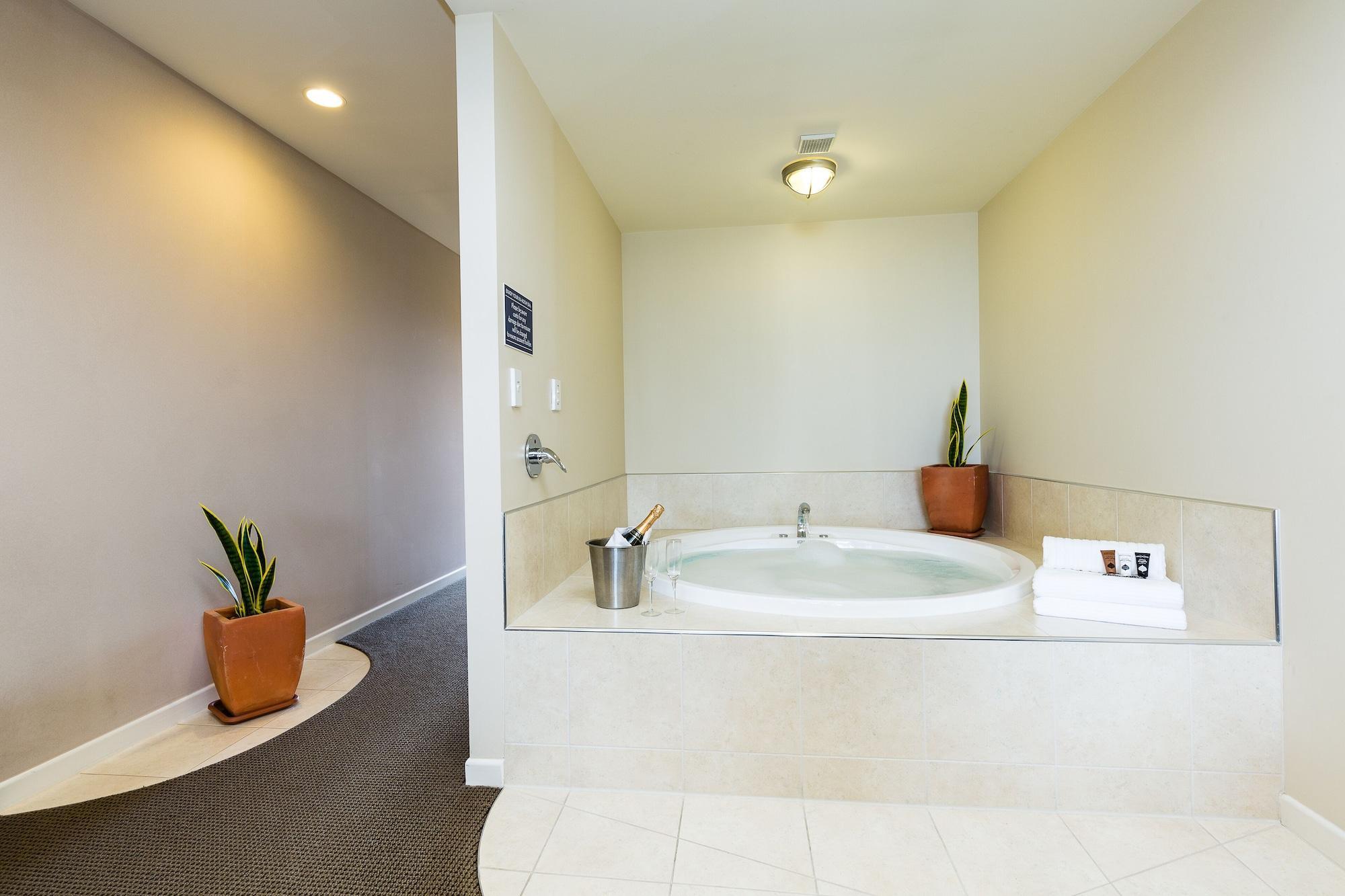 Pebble Beach Motor Inn Napier Εξωτερικό φωτογραφία A modern bathtub