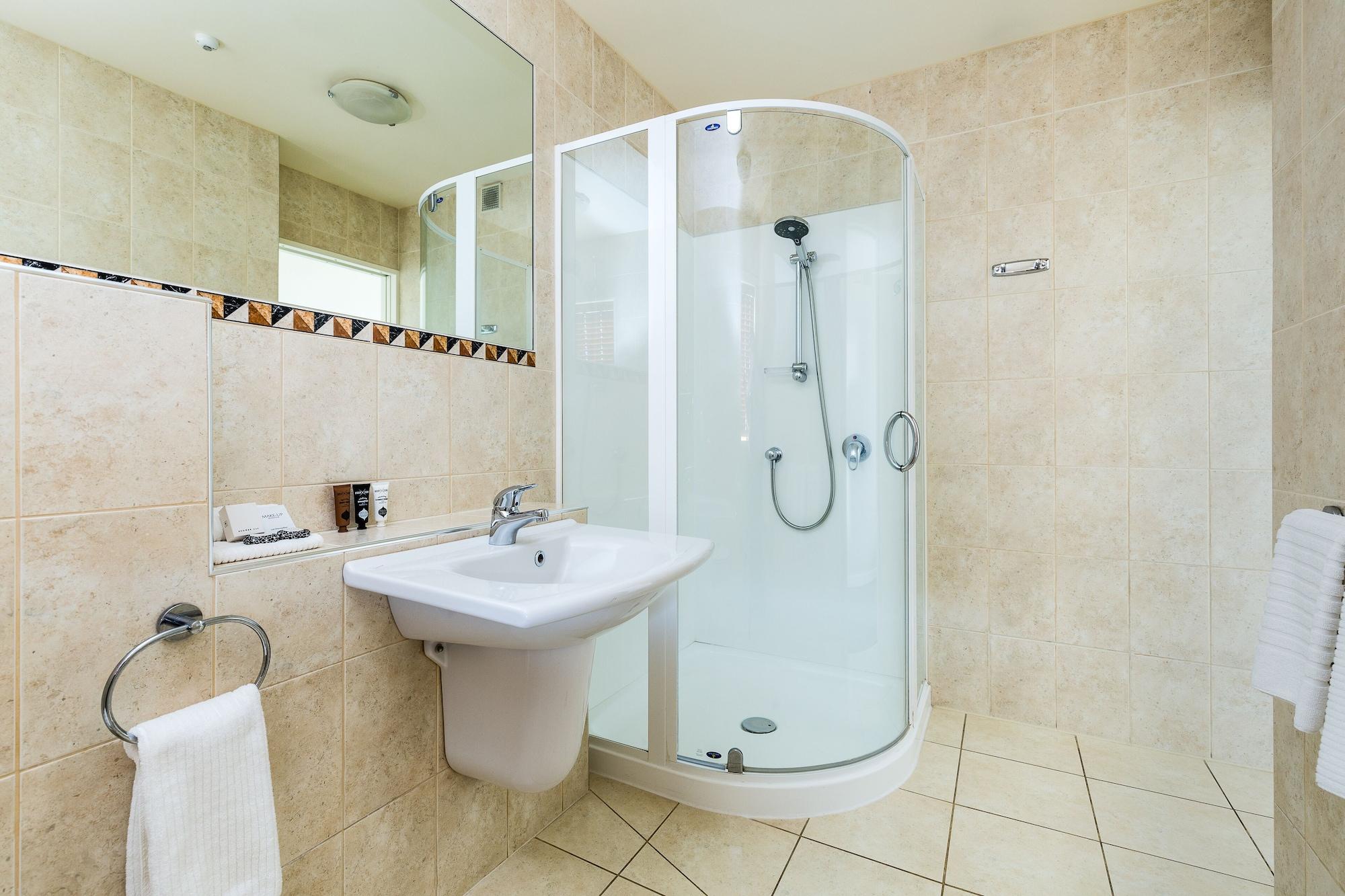 Pebble Beach Motor Inn Napier Εξωτερικό φωτογραφία A shower cubicle