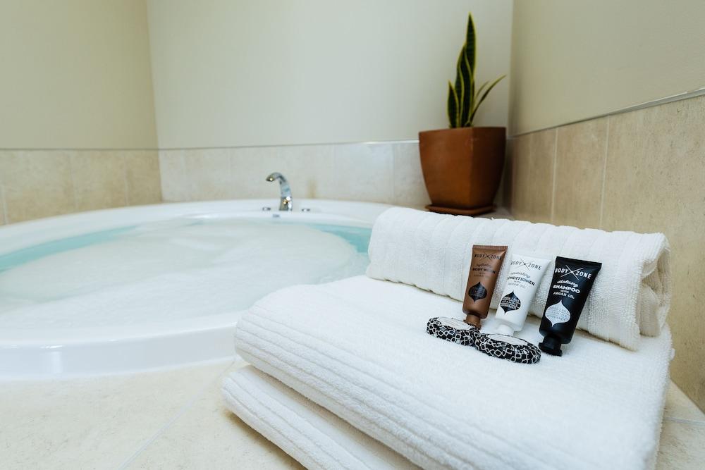 Pebble Beach Motor Inn Napier Εξωτερικό φωτογραφία A bathtub with towels and toiletries