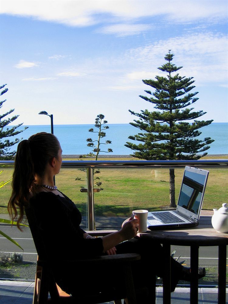 Pebble Beach Motor Inn Napier Εξωτερικό φωτογραφία A woman working from home