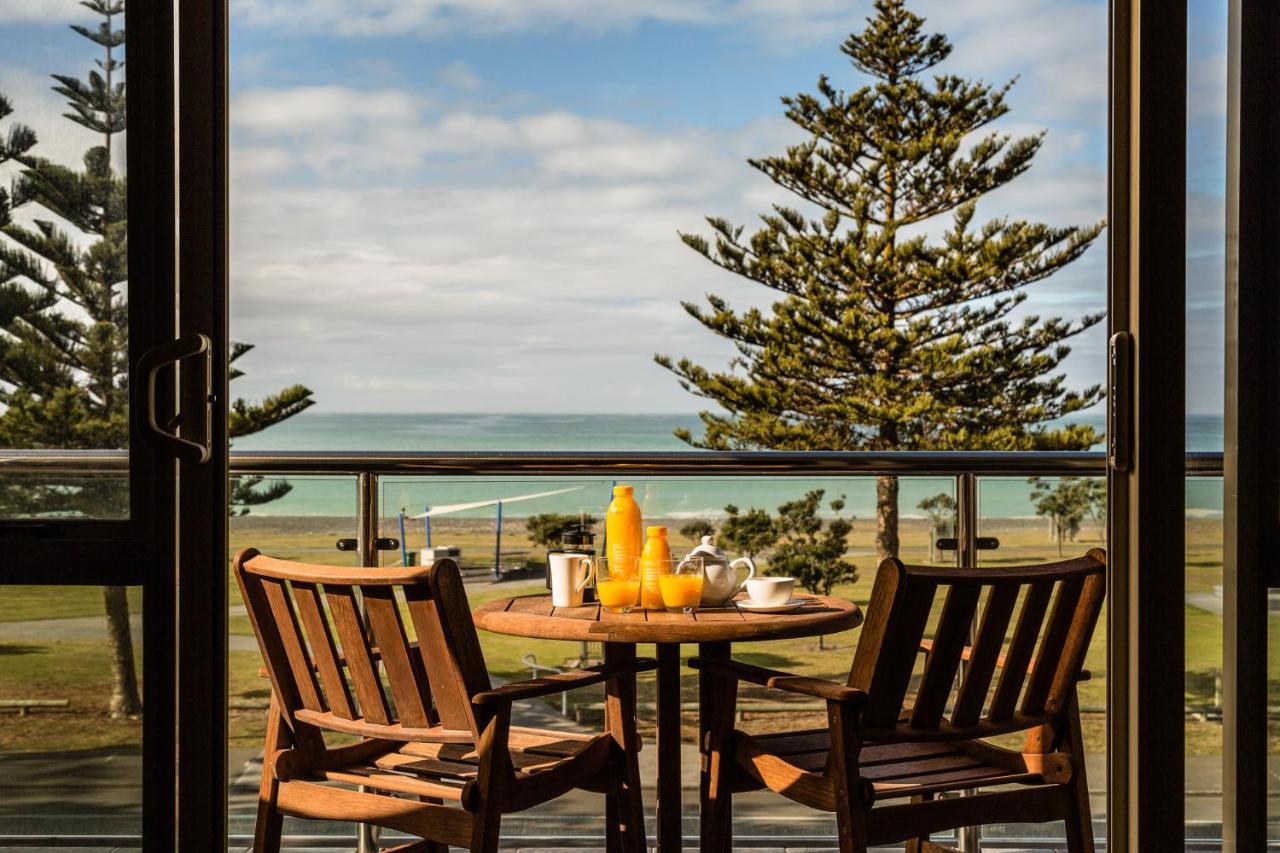 Pebble Beach Motor Inn Napier Εξωτερικό φωτογραφία A view of the beach from a suite at the Bay of Plenty Hotel